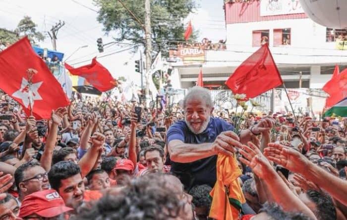 Lula nos braços do povo em São Bernardo do Campo. Foto: Ricardo Stuckert