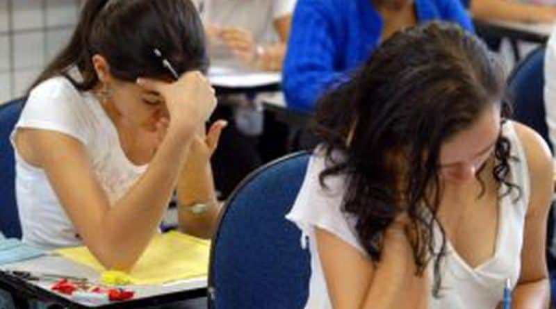 Estudantes fazem prova