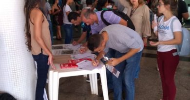 Coleta de assinaturas contra a PEC 06 na UFG