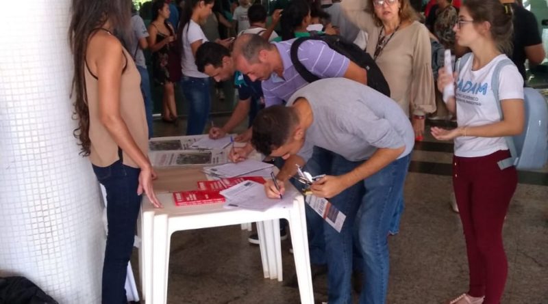 Coleta de assinaturas contra a PEC 06 na UFG