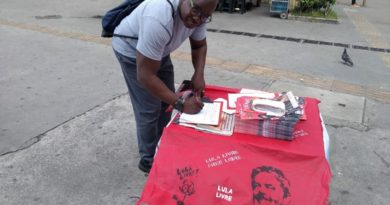 Trabalhador assina o abaixo-assinado contra a Reforma da Previdência